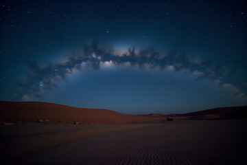 Wall Mural - picture a serene desert oasis under a clear night sky filled with countless stars and the milky way 