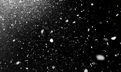 Poster - Snowflakes Falling in Dark Background, Captivating Winter Scene with Flurries and Sparkling Particles