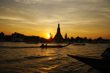 Wall Mural - Breathtaking Sunset of Wat Arun in Bangkok, Thailand - タイ バンコク ワットアルン 夕日