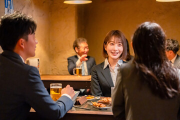 Wall Mural - 先輩社員と居酒屋で話をするフレッシュな女性