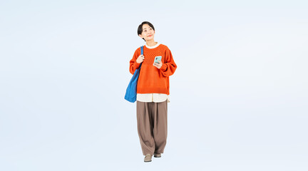 Aufkleber - スマホを持って歩くおしゃれなミドル女性の全身写真