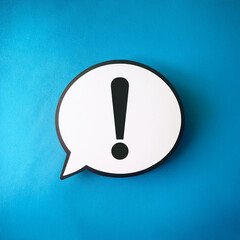 Leinwandbilder - White speech bubble with exclamation mark on blue background. Important message. Modern design