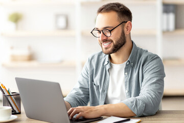 Poster - Happy young guy with flag of the US working at desk with laptop in home office. Millennial male student learning English online for foreign job, education or emigration to America
