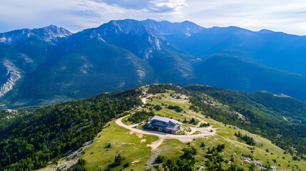 Aufkleber - Scenic Mountain Top View with Lone Cabin Amidst Vast Green Landscape and Majestic Mountain Range in Background : Generative AI