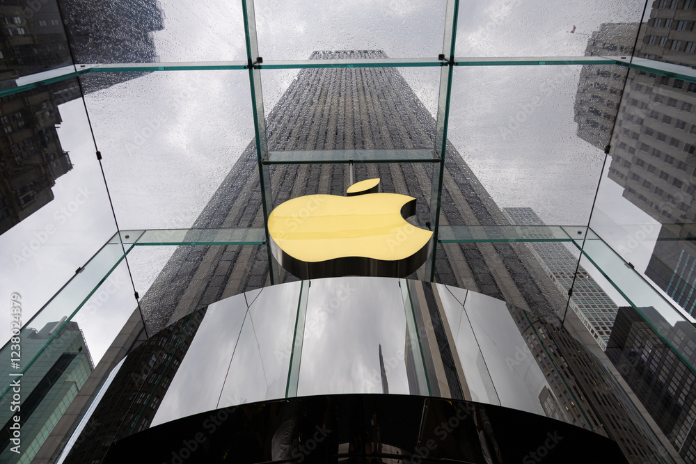 Apple logo on the glass facade of the Fifth Avenue store in New York ...