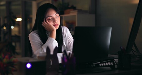 Fototapete - Tired woman, sleeping and night with laptop for deadline, insomnia or fatigue at office. Exhausted, female person or asian designer asleep with computer in late evening for lazy, overworked or bored