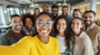 © Geenius Stock - Selfie et groupe de personnes d’affaires au bureau prenant des photos pour les réseaux sociaux. Portrait de diversité, collaboration et amis heureux, hommes et femmes riant et prenant une photo