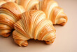 © Leonardo - Primer plano de croissants recién hechos con capas hojaldradas y cortezas doradas con espacio para copiar