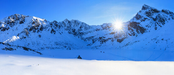 Fototapete - Winter panorama of the Tatra Mountains above the Black Caterpillar Pond, Poland