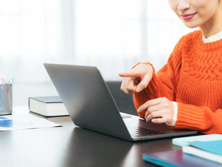 Aufkleber - 女性、チェック、確認、ノートパソコン、PC、パソコン、事務、仕事、オフィス、フリーランス、指さす、指す、ファクトチェック、注意、笑顔、バックオフィス、在宅勤務、コピースペース、人材、ソフトウェア、システム、デスクワーク、学習、勉強、教育、eラーニング、副業、資格、発見、見つける、探す、検索、主婦、カジュアル、ミドルエイジ、日本人、普段着、記事、ブログ、動画、収入、投資、資産運用、株価、金融、DX、