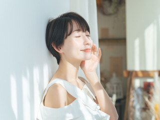 Poster - 女性、ポートレート、人物、美容、スキンケア、UVケア、ナチュラル、コスメ、化粧品、エステ、日焼け止め、日本人、日差し、自然光、明るい、爽やか、サンルーム、リラックス、メイク、サロン、脱毛、夏、ブライダル、ウェディング、ドレス、水着、ビューティー、ビューティ、美肌、美白、美顔、アンチエイジング、エイジングケア、肌ケア、セルフケア、ニキビケア、オトナ、きれいめ、キレイめ、シンプル、清潔感、上品、清楚、