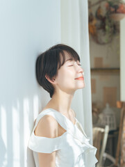 Poster - 女性、ポートレート、人物、美容、スキンケア、UVケア、ナチュラル、コスメ、化粧品、エステ、日焼け止め、日本人、日差し、自然光、明るい、爽やか、サンルーム、リラックス、メイク、サロン、脱毛、夏、ブライダル、ウェディング、ドレス、水着、ビューティー、ビューティ、美肌、美白、美顔、アンチエイジング、エイジングケア、肌ケア、セルフケア、ニキビケア、オトナ、きれいめ、キレイめ、シンプル、清潔感、上品、清楚、