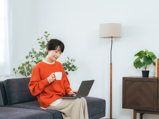 Poster - リビングルーム、女性、リラックス、くつろぐ、ノートパソコン、PC、動画、検索、インターネット、オンライン、web、wi-fi、IT、DX、無線、ソファー、座る、カジュアル、主婦、ミドルエイジ、30代、40代、日本人、普段着、くつろぎ、ニュース、コピースペース、広告、通信、デジタル、情報、リサーチ、計画、休憩、コーヒー、カフェ、趣味、楽しみ、インテリア、住宅、暮らし、ライフスタイル、住まい、部屋、家