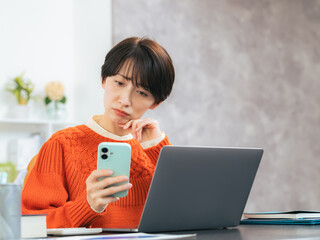 Aufkleber - 悩む、困る、女性、スマホ、スマートフォン、SNS、不安、心配、不満、トラブル、問題、ノートパソコン、PC、リテラシー、ネット、オンライン、web、仕事、オフィス、カジュアル、フリーランス、主婦、ミドルエイジ、日本人、事務、デスクワーク、値上げ、在宅勤務、認証、ニュース、アプリ、残念、憂鬱、失敗、落ち込む、悩み、疑問、考える、社会、コピースペース、暗い、ネガティブ、室内、連絡、炎上、ライフスタイル、