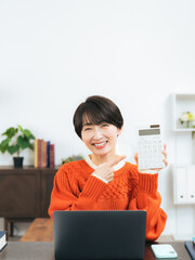 Leinwandbilder - 女性、電卓、副業、経理、簿記、節約、お得、おトク、稼ぐ、儲かる、ネットビジネス、仕事、アルバイト、パート、利益、売上、販売、笑顔、ポジティブ、元気、指さす、キャンペーン、セール、チャンス、ノートパソコン、PC、カジュアル、オフィス、主婦、ミドルエイジ、日本人、投資、資産運用、お金、マネー、貯金、コピースペース、お小遣い、家計、家計簿、キャッシュバック、コスト、ポイント、クーポン、紹介、おすすめ、説
