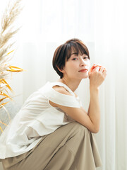 Poster - 女性、ポートレート、人物、笑顔、さわやか、ナチュラル、コスメ、化粧品、スキンケア、アンチエイジング、脱毛、美容、ビューティー、ファッション、おしゃれ、明るい、UVケア、日焼け止め、ホワイトニング、美白、美肌、美顔、小顔、エイジングケア、ヘルシー、キレイめ、フェミニン、二の腕、美容院、サロンモデル、ヘアカタログ、ショートヘア、エステ、年齢肌、コピースペース、広告、ミドルエイジ、ミドル、中年、カメラ目