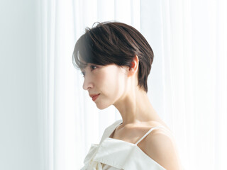 Poster - 女性、ミドルエイジ、美容、スキンケア、ボディケア、ナチュラル、横顔、コスメ、化粧品、美白、ホワイトニング、美肌、美顔、フェイスライン、パーフェクション、トリートメント、ヘアケア、ショートヘア、美容院、サロン、エステ、脱毛、首筋、おしゃれ、素敵、キレイめ、魅力的、ミドル、中年、30代、40代、リラックス、リラクゼーション、爽やか、カーテン、窓際、室内、モデル、ポートレート、オフショルダー、コピースペ