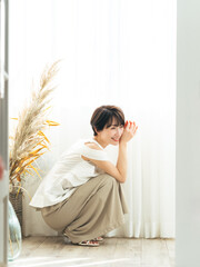 Poster - 女性、座る、ポートレート、人物、ファッション、モデル、アパレル、おしゃれ、ナチュラル、ベージュ、コピースペース、広告、日本人、美容、ビューティー、ボディケア、スキンケア、コスメ、化粧品、カーテン、クール、かっこいい、美人、ショートヘア、明るい、カメラ目線、アンチエイジング、エイジングケア、中年、30代、40代、ヘルシー、美しい、清楚、清潔感、透明感、ドライフラワー、インテリア、室内、コンテンポラリ