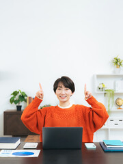 Aufkleber - 女性、ミドル、指さす、人物、広告、宣伝、カジュアル、笑顔、案内、紹介、誘導、PR、指す、指導、ガイド、ガイダンス、アドバイザー、セミナー、教える、レッスン、お知らせ、告知、報告、見せる、提案、アドバイス、研修、教育、CM、おすすめ、勧める、説明、解説、インテリア、室内、ミドルエイジ、中高年、主婦、フリーランス、リビングルーム、仕事、副業、資格、DX、コピースペース、空白、白バック、URL、リンク、