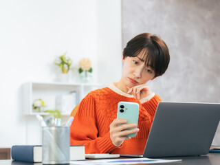 Aufkleber - 女性、悩む、スマホ、スマートフォン、SNS、困る、トラブル、フェイクニュース、炎上、詐欺、DM、迷惑、ノートパソコン、PC、考える、悩み、疑問、心配、不安、不満、問題、仕事、副業、資格、主婦、ミドルエイジ、30代、40代、認証、故障、障害、電波、回線、わからない、難しい、残念、記事、動画、メール、検索、失敗、コピースペース、日本人、ストレス、憂鬱、オンライン、web、インターネット、人物