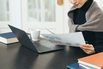 Aufkleber - 書類、レポート、ビジネス、プレゼンテーション、見積もり、決算、確定申告、税理士、グラフ、分析、投資、資産運用、マネー、節約、家計簿、マーケティング、ノートパソコン、DX、デスクワーク、オフィス、仕事、ビジネスパーソン、カジュアル、日本人、女性、ミドルエイジ、リスキリング、学習、資格、副業、勉強、スキル、比較、検討、資料、確認、チェック、データ、PC、IT、経営、マネジメント、管理、コピースペース、