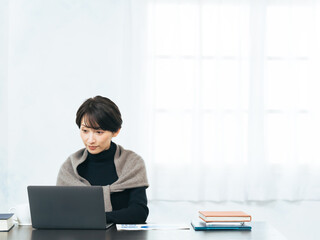 Leinwandbilder - ビジネス、女性、カジュアル、オフィス、デスクワーク、ノートパソコン、PC、DX、フリーランス、リスキリング、副業、資格、入力、ブログ、ライター、ライティング、ブロガー、仕事、コピースペース、広告、明るい、部屋、インテリア、モダン、かっこいい、ミドルエイジ、日本人、30代、40代、学習、勉強、在宅勤務、スキルアップ、IT、働く、インターネット、オンライン、web、開発、ソフトウェア、エンジニア、シス