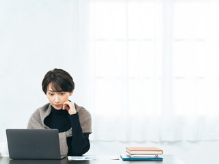 Leinwandbilder - 女性、ノートパソコン、フリーランス、カジュアル、オフィス、DX、検索、SNS、動画、ビジネス、ビジネスパーソン、ミドルエイジ、主婦、リサーチ、調査、資格、副業、個人事業主、コピースペース、室内、部屋、リビングルーム、在宅勤務、テレワーク、リモートワーク、勉強、学習、リスキリング、仕事、アルバイト、パート、働く、ブログ、ブラウザ、配信、考える、明るい、自宅、インテリア、デスクワーク、比較、検討、IT