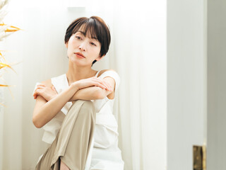 Poster - 女性、保湿、ビューティー、美容、スキンケア、アンチエイジング、ファッション、おしゃれ、コスメ、ミドルエイジ、化粧品、エイジングケア、日本人、ミドル、中年、30代、ポートレート、40代、美肌、美白、美顔、ホワイトニング、クール、かっこいい、美人、ナチュラル、コピースペース、広告、ショートヘア、ショートカット、美容院、エステ、サロン、キレイめ、きれいめ、モデル、カメラ目線、ベージュ、イエベ、ライフスタ