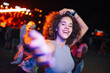 © Zamrznuti tonovi - Young woman dancing and reaching out at music festival