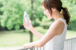 © buritora - ペットボトルの水・ミネラルウォーターを飲むリラックスした女性