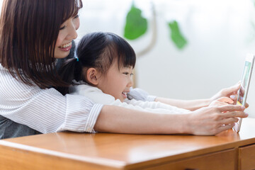 Poster - タブレットで遊ぶ親子