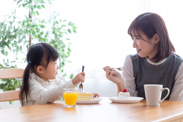 Poster - ケーキを食べる親子