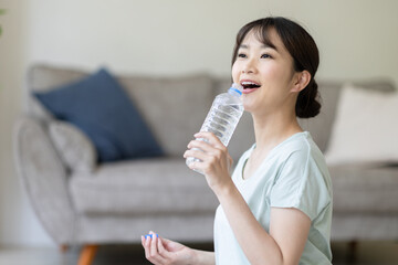 Poster - 水を飲む女性