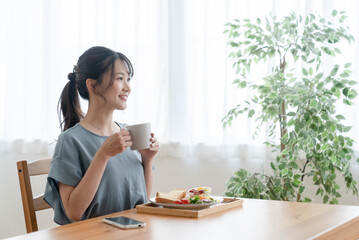 Poster - 朝食を食べる女性