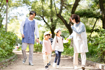 Poster - 公園を散歩する保育士と園児