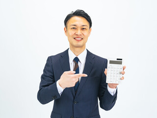 Poster - 電卓、ビジネスパーソン、ビジネスマン、男性、見積もり、価格、営業、おすすめ、販売、笑顔、計算、経理、税理士、会計、割り勘、ビジネス、接客、値下げ、お得、おトク、セール、キャンペーン、バーゲン、提案、ミドル、ミドルエイジ、中年、日本人、スーツ、仕事、会社員、サラリーマン、白バック、切り抜き、コピースペース、広告、店員、コスト、経費、費用、値段、見せる、経営、節約、ローン、金融、貯金、保険、人物
