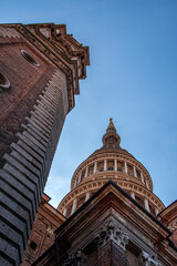 Veduta della cupola e del campanile della basilica della città di Novara, Italia