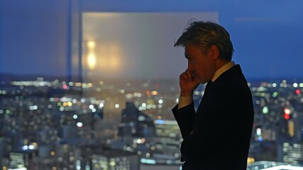 Aufkleber - シニア、男性、ビジネスマン、ビジネスパーソン、社長、経営者、夜景、都市、考える、疑問、不安、心配、経営、マネジメント、ホテル、オフィス、ラウンジ、ロビー、展望、人材、中高年、ミドルエイジ、エグゼクティブ、人手不足、事業承継、悩む、悩み、困る、不満、トラブル、問題、課題、憂鬱、落ち込む、ストレス、がっかり、残念、緊張、暗い、シリアス、社会、イライラ、日本人、仕事、働く、残業、投資家、不景気、経済、人
