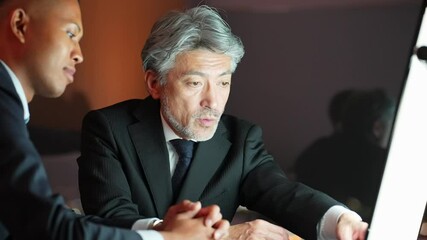 Poster - ビジネス、会議、ミーティング、打ち合わせ、ビジネスマン、仕事、ビジネスパーソン、オフィス、夜景、相談、指導、経営者、グローバル、外国人、日本人、男性、多国籍、シニア、ミドルエイジ、中高年、黒人、国際、英会話、チームワーク、グループ、アドバイザー、コンサルタント、コンサルティング、社長、上司、部下、経営、マネジメント、企業、人材、指示、商談、説得、画面、暗い、PC、働く、提案、エグゼクティブ、照明、