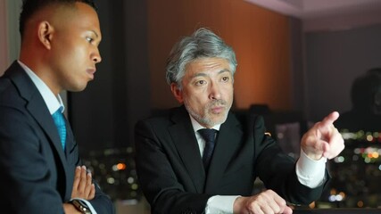 Poster - ビジネス、会議、ミーティング、ビジネスマン、仕事、夜景、オフィス、グローバル、相談、チームワーク、社長、経営者、経営、戦略、設計、計画、企画、社会、都市、人材、シニア、ミドルエイジ、中高年、エグゼクティブ、日本人、男性、外国人、黒人、多国籍、国際、英会話、グループ、ビジネスパーソン、上司、部下、マネジメント、企業、指導、指示、画面、ディスプレイ、モニター、PC、DX、デジタル、提案、情報、分析、研