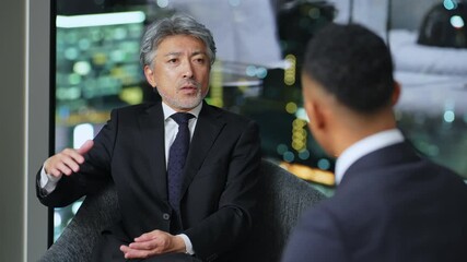 Poster - 男性、相談、会議、ミーティング、打ち合わせ、ビジネス、ビジネスマン、インタビュー、会談、エグゼクティブ、シニア、面会、ビジネスパーソン、社長、経営者、ミドルエイジ、中高年、日本人、スーツ、アドバイザー、コンサルタント、コンサルティング、上司、笑顔、取材、俳優、タレント、撮影、収録、テレビ、面談、商談、交渉、夜、ロビー、ラウンジ、オフィス、談笑、仕事、経営、マネジメント、提案、説明、会話、接待、人材