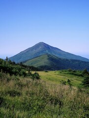 Aufkleber - Scenic Mountain Peak Surrounded by Lush Greenery : Generative AI