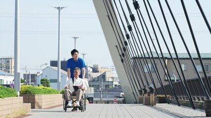 Poster - 介護、車椅子、シニア、散歩、介護士、外出、ヘルパー、高齢者、お年寄り、街、笑顔、都市、社会、ウェルネス、福祉、ケアスタッフ、スタッフ、介助、老後、介護福祉士、橋、道路、歩道、バリアフリー、障害者、障害、ホームヘルパー、屋外、サービス、サポート、訪問、介護員、自立支援、リハビリ、健康、ヘルスケア、老人ホーム、付き添い、施設、青空、ポジティブ、元気、明るい、リラックス、男性、デイサービス、日本人、歩く