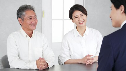 Aufkleber - ビジネスマン、ビジネス、商談、相談、アドバイザー、提案、営業、親子、税理士、会計士、相続、保険、日本人、男性、女性、ファイナンシャルプランナー、FP、投資、資産運用、証券会社、見積もり、笑顔、節税、ビジネスパーソン、ファミリー、打ち合わせ、ミーティング、会議、接客、サポート、サービス、説明、中小企業診断士、案内、販売、ノートパソコン、コンサルタント、コンサルティング、面接、面談、交渉、自営業、不動