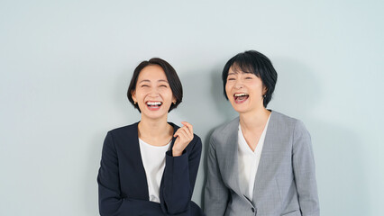 Aufkleber - 女性、ビジネスウーマン、ビジネス、笑顔、笑う、爆笑、楽しい、嬉しい、喜ぶ、充実、満足、二人、パートナー、ミドル、スーツ、ビジネスパーソン、仕事、働く、会社員、人材、ポジティブ、元気、ハッピー、中年、経営者、仲良し、チームワーク、コピースペース、コンビネーション、転職、就職、職場、採用、美容、スキンケア、日本人、40代、ライフスタイル、社長、チーム、上半身、白バック、アクティブ、ウェルネス、福祉、福