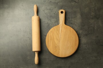 Canvas Print - Wooden rolling pin and board on grey table, flat lay