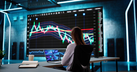 Aufkleber - Analyzing Stock Data on Computer Screen: Businesswoman