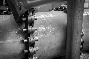Aufkleber - chain is wrapped around a metal pipe. The chain is rusty and has many holes. The chain is attached to a metal rod. Industrial concept background