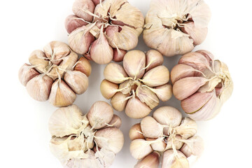 Poster - raw garlic isolated on white background..