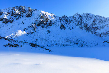 Fototapete - Winter landscape of the Tatra Mountains above the Black Caterpillar Pond, Poland
